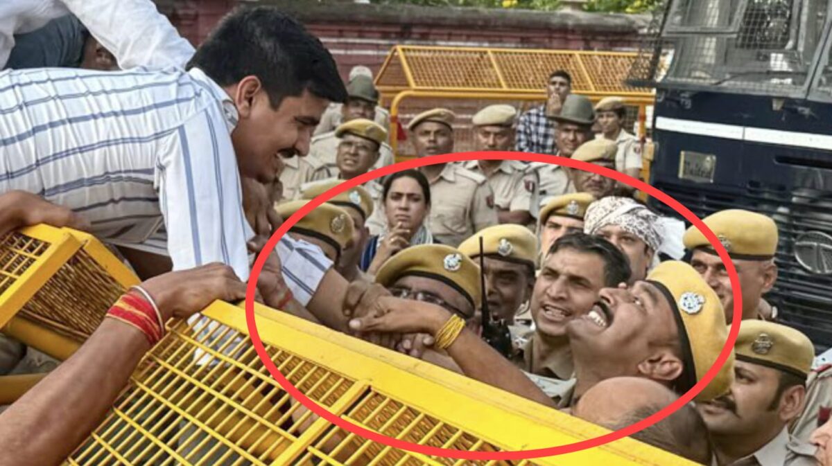 जयपुर में शंकर गोरा पुलिस कर्मी की गिरेबान पकड़ते हुए