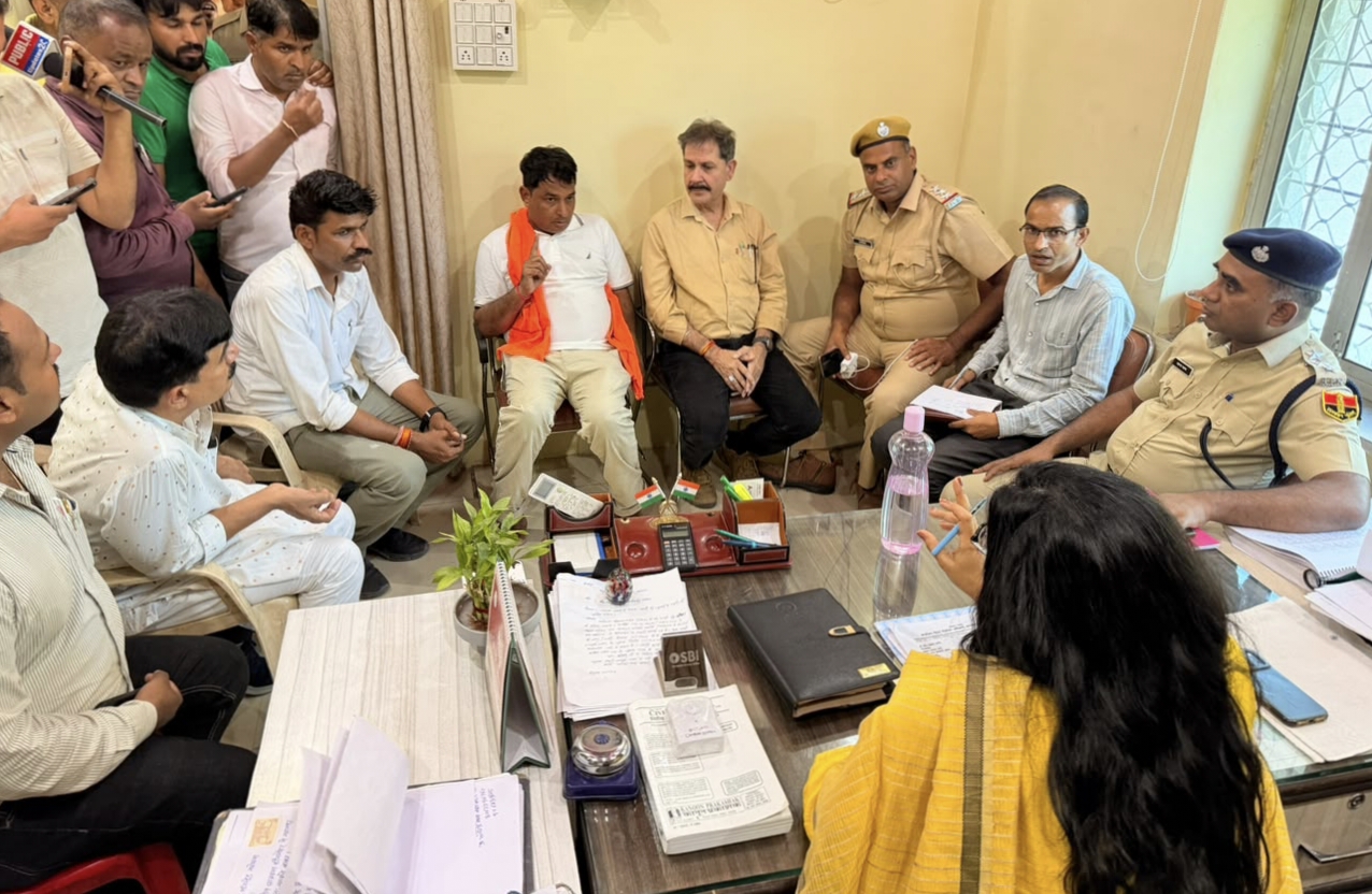 बारां में प्रशासन से वार्ता करते नरेश मीणा