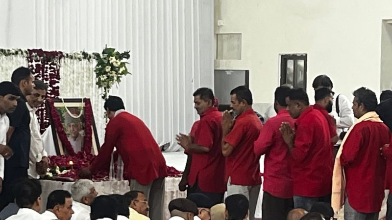 रेल मंत्री के पिता की श्रद्धांजली सभा में खास लोगों के बीच यह हैरान भरा नजारा, देखकर कायल हो जाएगे, कहेंगे ‘रेल मंत्री हो तो ऐसे‘