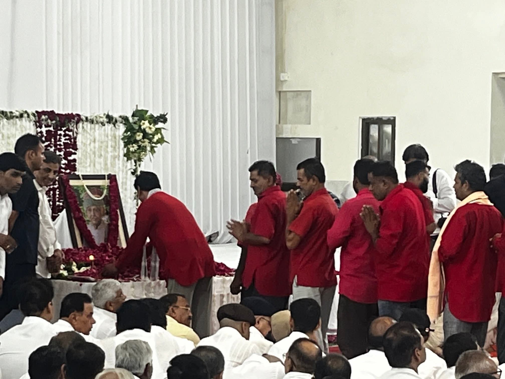 रेल मंत्री के पिता की श्रद्धांजली सभा में खास लोगों के बीच यह हैरान भरा नजारा, देखकर कायल हो जाएगे, कहेंगे ‘रेल मंत्री हो तो ऐसे‘