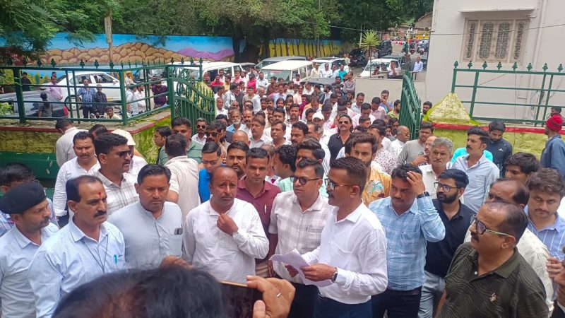 पत्रकार पर हमले के विरोध में उमड़े पत्रकार और आमजन, पुलिस और प्रशासन को दिया यह बड़ा संदेश