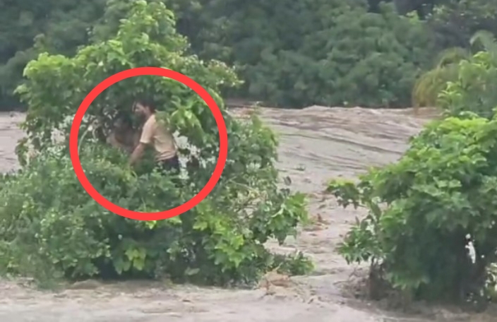 Heavy Rain : पानी के प्रचंड प्रवाह में मासूम बच्चों की जान फंसी हलक में, वीडियो देखकर रोंगटे खड़े हो जाएंगे, फिर जो हुआ….