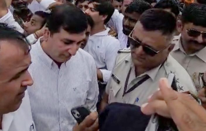 Rajasthan News : कांग्रेस के सांसद, विधायक और पुलिस के बीच हुई तीखी नोंकझोंक, जानिए पुलिस ने क्यों रोक दिया उनका रास्ता