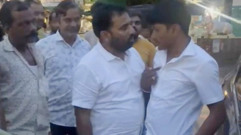 Rajasthan : सरे आम चौराहे पर जमकर भिड़े दो नेता, फिर दोनों में हुई हाथापाई, हैरान कर देगा वीडियो, जानिए क्या रही झगड़े की वजह