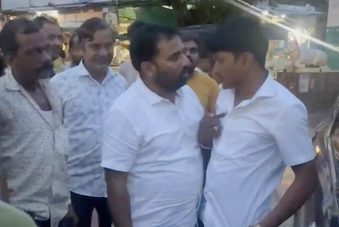 Rajasthan : सरे आम चौराहे पर जमकर भिड़े दो नेता, फिर दोनों में हुई हाथापाई, हैरान कर देगा वीडियो, जानिए क्या रही झगड़े की वजह