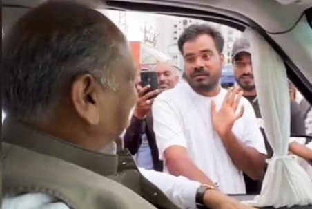 Ashok Gahlot : ‘क्या ओल्ड फैशन की गाड़ी ले रखी हैं’, समर्थक ने गहलोत को हक से बताया कौनसी कार लेनी चाहिए, देखिए वीडियो