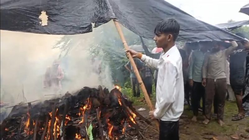 Rajasthan : तेज बारिश के बीच शव के अंतिम संस्कार का हैरान भरा नजारा, जिसे देखकर आप भी कहेंगे कैसा है यह सिस्टम