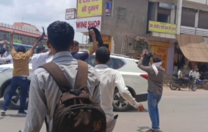 Rajasthan : धौलपुर में केंद्रीय मंत्री को कांग्रेसी कार्यकर्ताओं ने दिखाए काले झंडे, तो मच गया हड़कंप, फिर पुलिस ने…