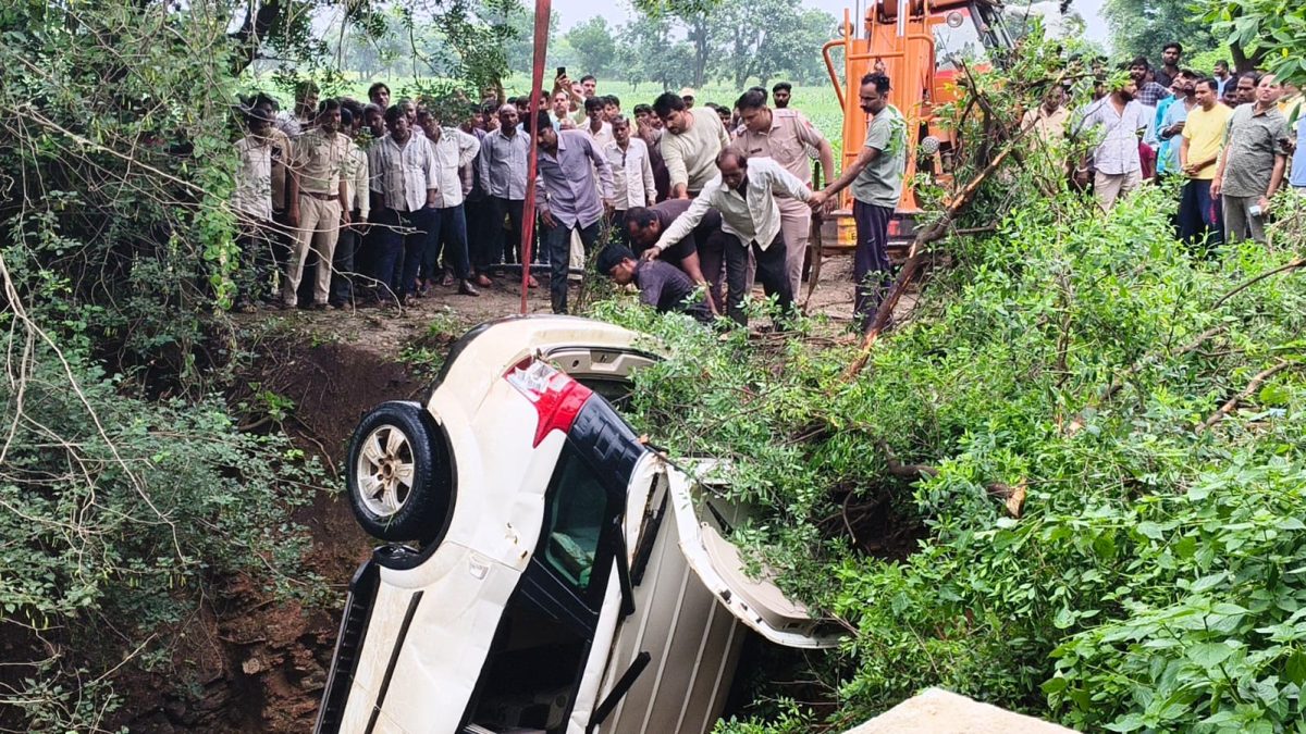 पुलिस से बचने के लिए कार 100 फीट गहरे कुंए में कूदा दी, हैरान कर देगा मामला