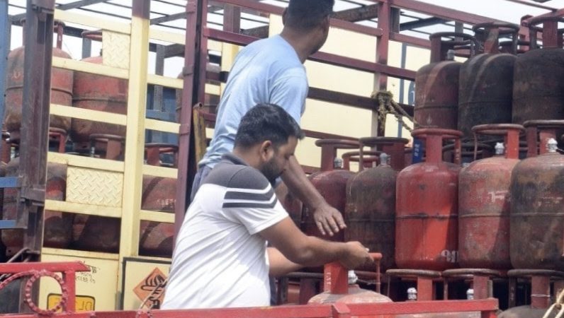 LPG cylinder : तेल कम्पनियों की लोगों को बड़ी राहत, गैस सिलेण्डर के दामों में भारी कमी, जानिए कितने देने होंगे दाम