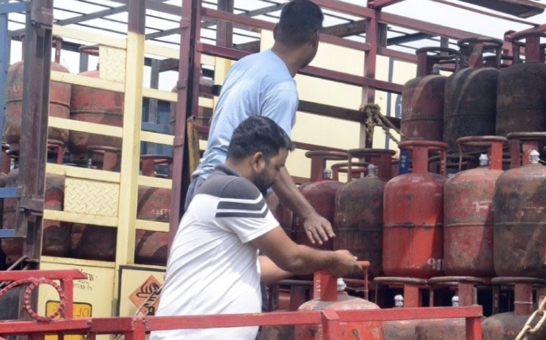 LPG cylinder : तेल कम्पनियों की लोगों को बड़ी राहत, गैस सिलेण्डर के दामों में भारी कमी, जानिए कितने देने होंगे दाम