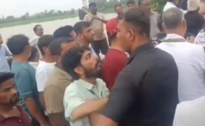 Rajasthan : कांग्रेस विधायक के गनमैन की दबंगई! विधायक के सामने ही एक युवक को थप्पड़ जड़ नीचे गिराया, देखिए घटना का लाइव वीडियो