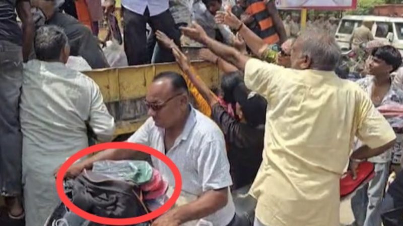 लोगों को विरोध प्रदर्शन के लिए विधायक ने बांटी चप्पलें, लोग लेकर हो गए रफू चक्कर