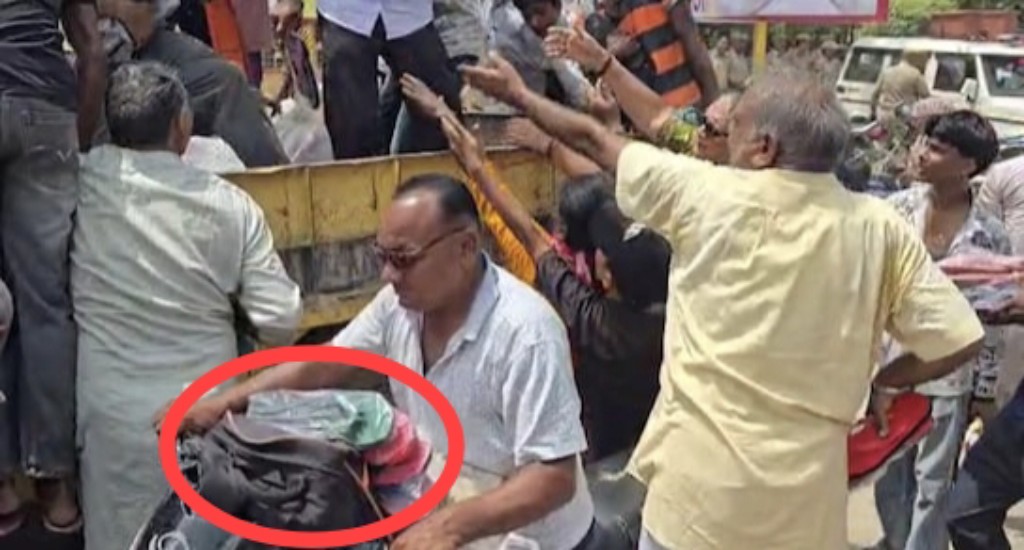 लोगों को विरोध प्रदर्शन के लिए विधायक ने बांटी चप्पलें, लोग लेकर हो गए रफू चक्कर