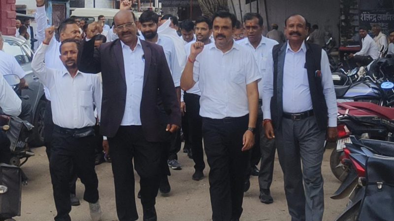 धौलपुर में अधिवक्ताओं ने क्यों किया हल्ला बोल, नारे लगाकर प्रदर्शन