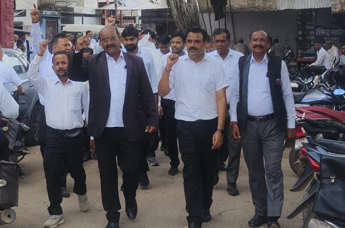 धौलपुर में अधिवक्ताओं ने क्यों किया हल्ला बोल, नारे लगाकर प्रदर्शन
