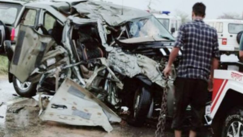 भीषण हादसे में बोलेरो कार के ऐसे उड़े परखच्चे, रोंगटे खड़े हो जाएंगे