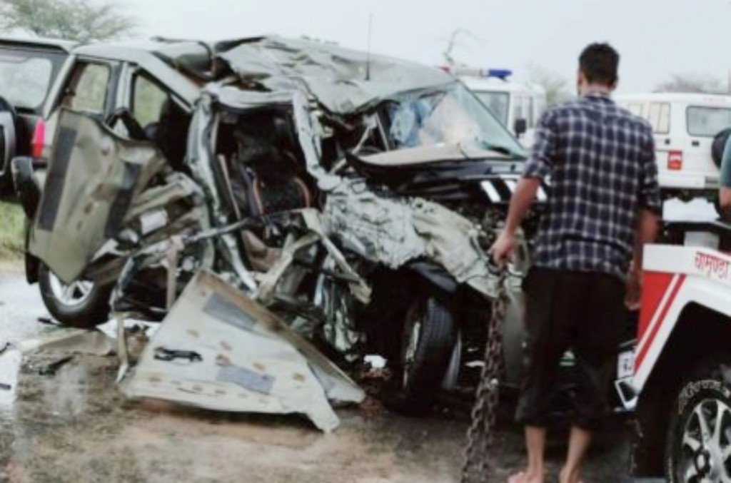 भीषण हादसे में बोलेरो कार के ऐसे उड़े परखच्चे, रोंगटे खड़े हो जाएंगे