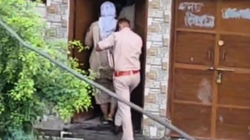 बस्ती में चल रहा था सेक्स रैकेट! फिर नाराज भीड़ ने पुलिस की गाड़ी के तोड़े कांच