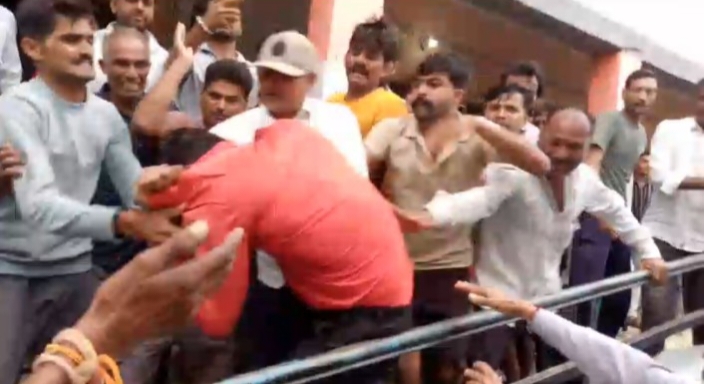 सरकारी टीचर ने छात्रा से की रेप की कोशिश, फिर जमकर पिल पड़े लोग,