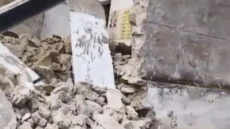 73 बच्चे पढ़ रहे थे स्कूल में, अचानक कमरे की छत और दीवार ढह गई, जानिए फिर….