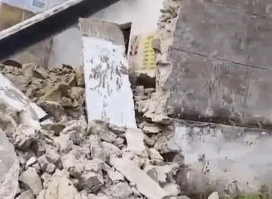 73 बच्चे पढ़ रहे थे स्कूल में, अचानक कमरे की छत और दीवार ढह गई, जानिए फिर….