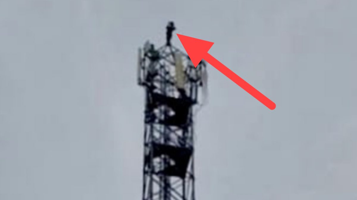 टावर के उस हिस्से पर चढ़ा युवक, देखकर रोंगटे खड़े हो जाएंगे