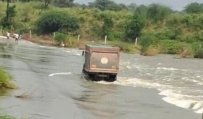 डंपर अचानक समा गया नदी में…वीडियो कर देगा हैरान