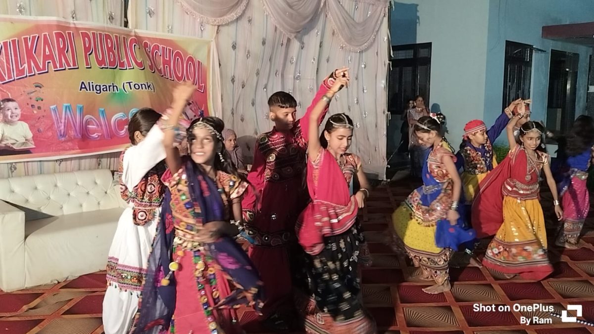 नन्हे बच्चों ने जमकर डांडिया खनखांए देखकर मोहित हुए लोग