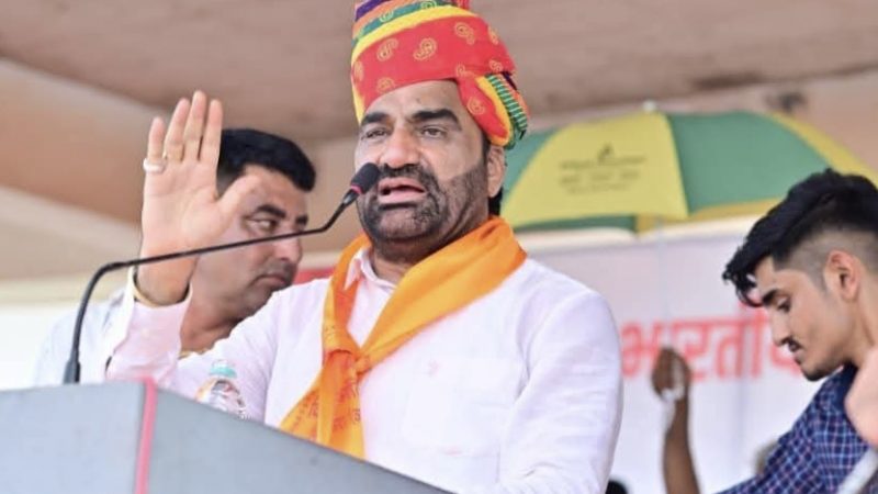 बकवास मत करो, मेरी बात शांति से सुनो, भरे लोगों में हनुमान बेनीवाल ने लताड़ा