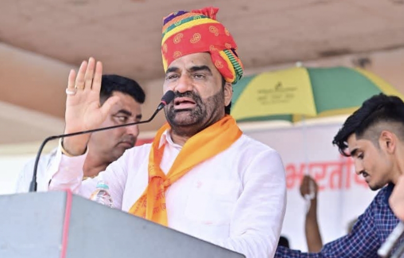 बकवास मत करो, मेरी बात शांति से सुनो, भरे लोगों में हनुमान बेनीवाल ने लताड़ा