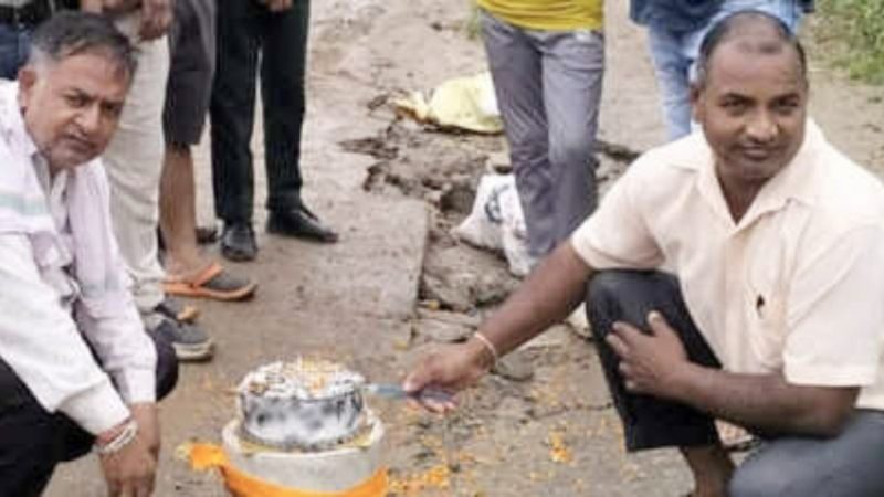 उदयपुर में ग्रामीणों ने ‘सड़क का बर्थडे’ मनाया! पटाखे फोड़े दी बधाई