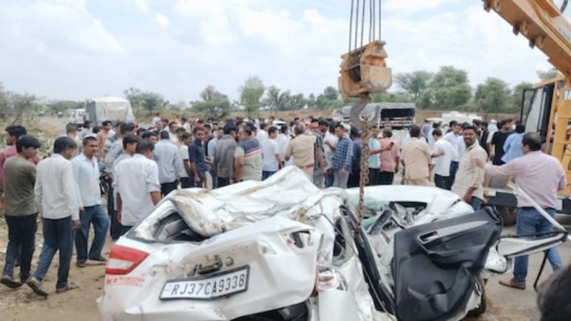 राजस्थान में भीषण सड़क हादसा, बस पलटकर कार पर गिरी फिर…