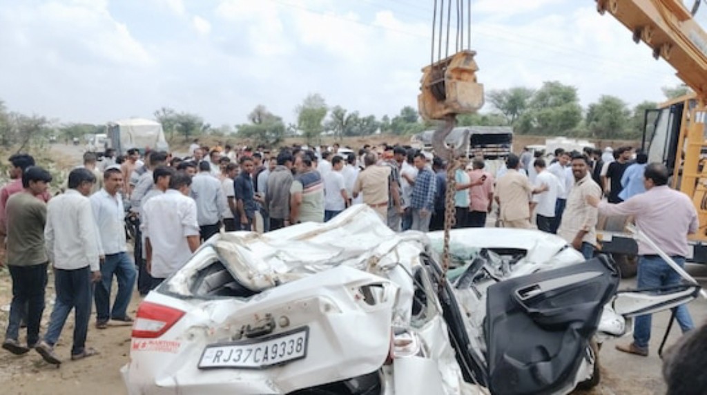 राजस्थान में भीषण सड़क हादसा, बस पलटकर कार पर गिरी फिर…
