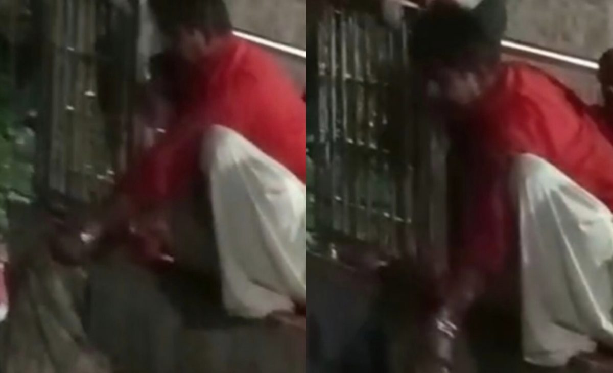 महिला की पीठ पर बरसाए जमकर कोड़े, भीड़ भी नहीं रोका उसे, देखिएं Video