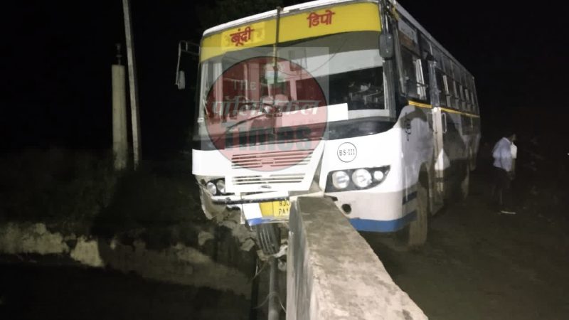 रोड़वेज बस डिवाइडर तोड़कर नहर में झूल गई, फिर यात्रियों की अटक गई सांसें