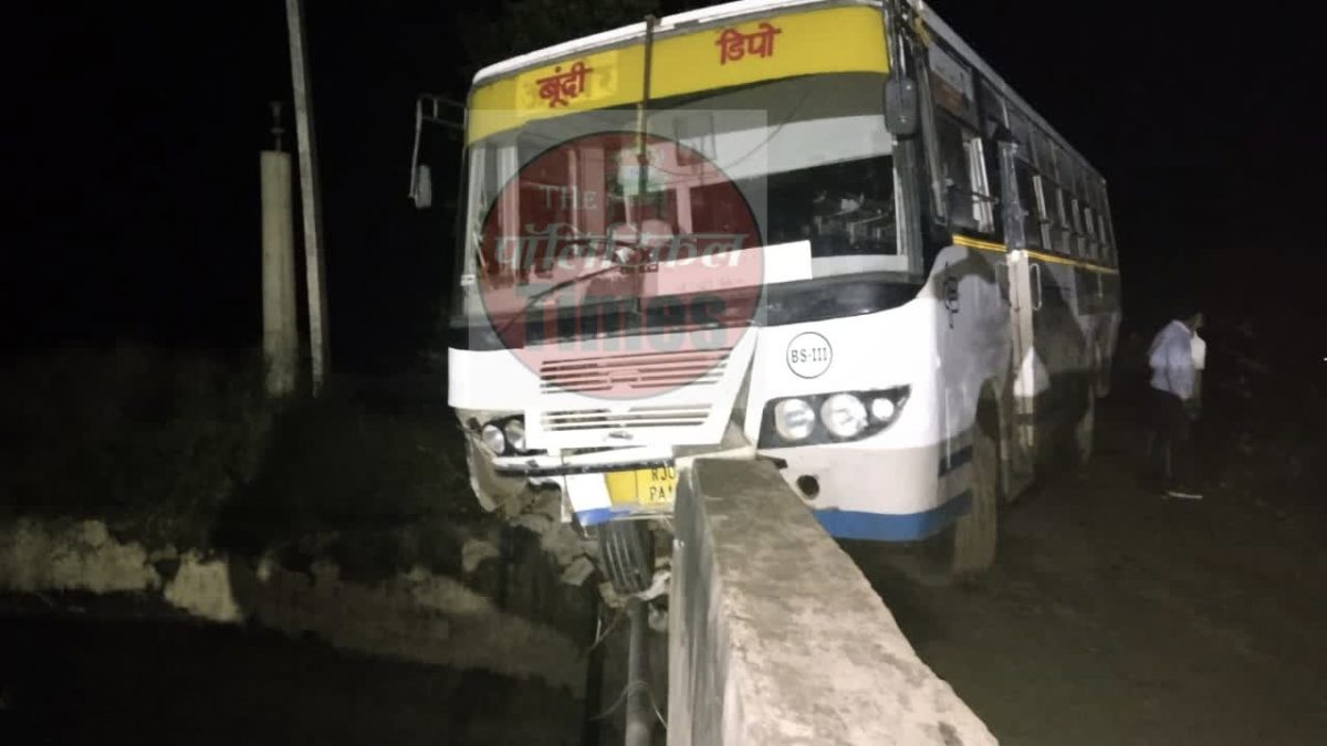 रोड़वेज बस डिवाइडर तोड़कर नहर में झूल गई, फिर यात्रियों की अटक गई सांसें