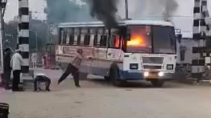 रोड़वेज बस में 30 यात्री सवार, अचानक चलती बस में लगी भीषण आग, फिर…