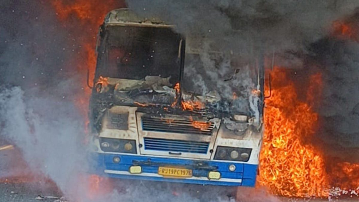 रोडवेज बस बनी भीषण आग का गोला, रूह कंपा देगी यह तस्वीर