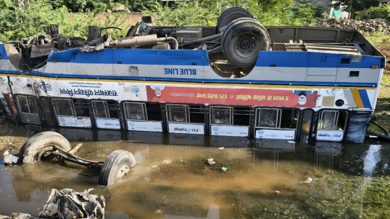 रोडवेज बस पलट गई खाई में, फिर यात्रियों में मच गया कोहराम