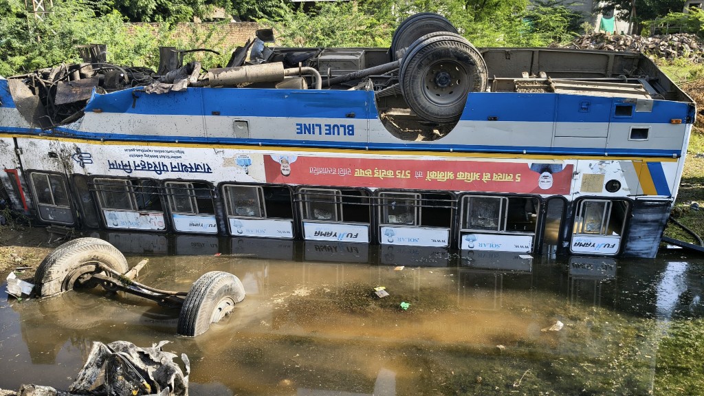 रोडवेज बस पलट गई खाई में, फिर यात्रियों में मच गया कोहराम