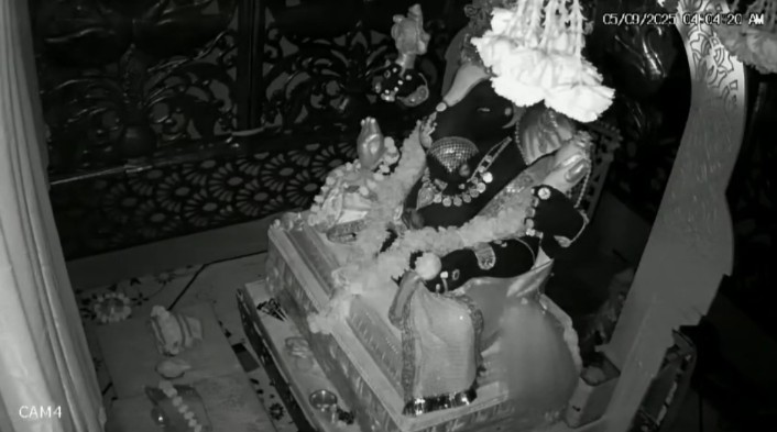 गणेश जी का चुरा लिया कीमती हार, देखिए वीडियो कैसे की वारदात