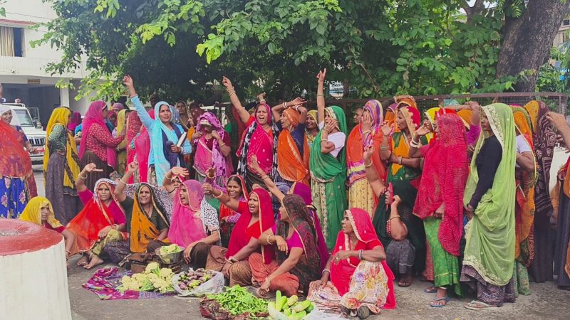 महिलाओं ने कलेक्ट्रेट में ही लगा दी सब्जी मंडी! कलक्टर मेडम भी हुई हैरान