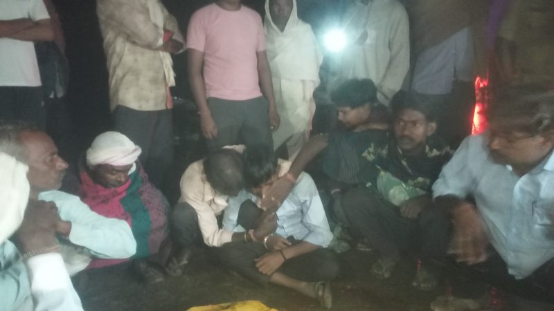 अवैध बजरी माफियाओं ने रौंद दी जिंदगी, फिर बारिश के बीच ग्रामीणों ने किया यूं बवाल