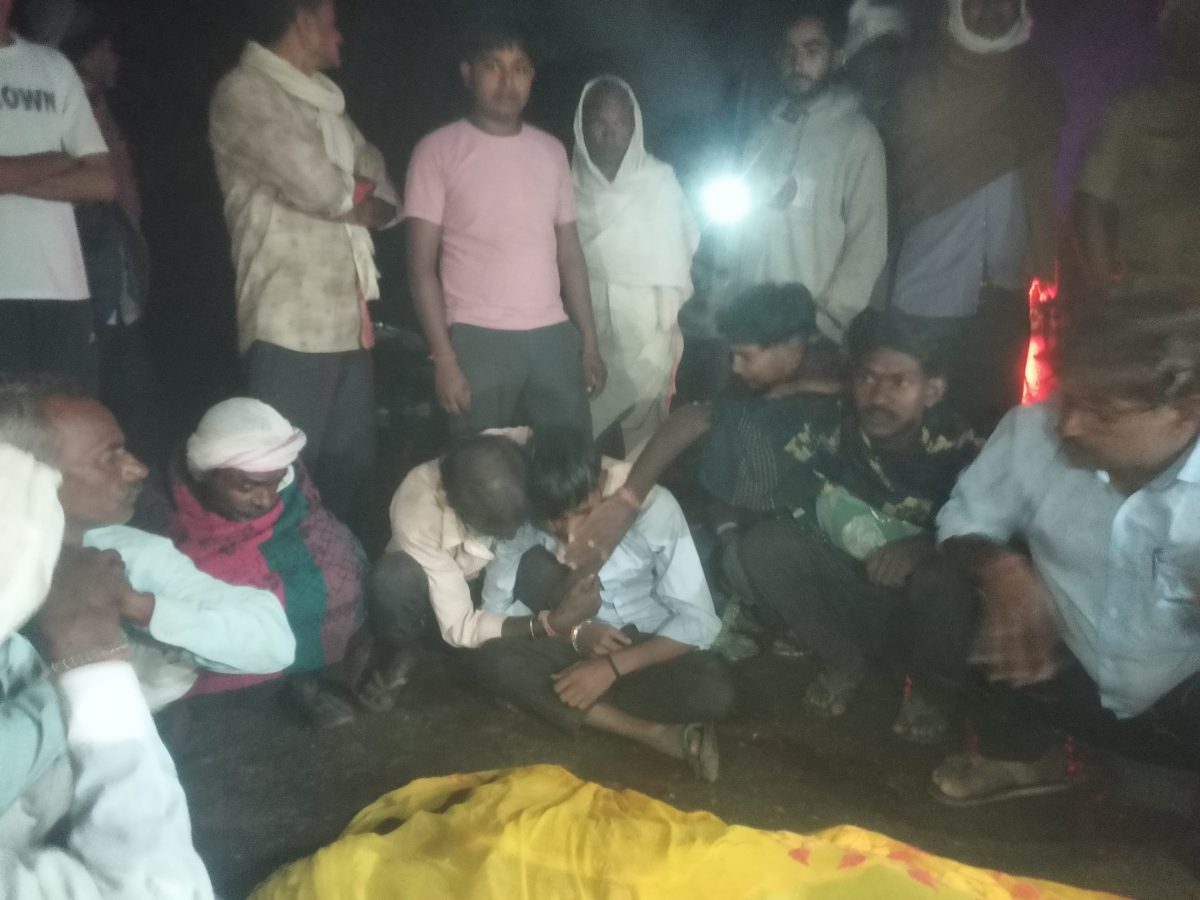 अवैध बजरी माफियाओं ने रौंद दी जिंदगी, फिर बारिश के बीच ग्रामीणों ने किया यूं बवाल