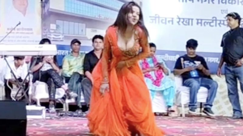 मंच पर सीएम भजनलाल की फोटो और मुन्नी बदनाम हुई.. प्रताप नगर में ये कैसा उत्सव