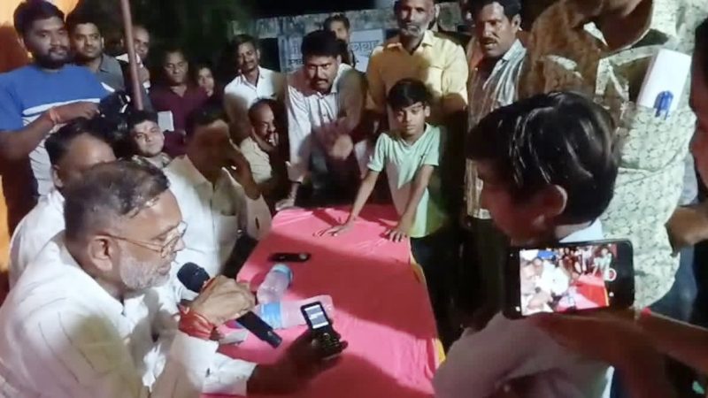 हीरालाल नागर ने बच्चे को दिए मोबाइल नम्बर, ‘खई भी बात हो म्हने फोन कर दिजे’, देखिए Video