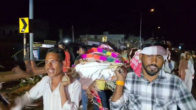 अंतिम संस्कार नहीं करने दिया तो, कलेक्टर ऑफिस ले गए शव! अधिकारियों के फूल गए हाथ-पैर, जानिए मामला