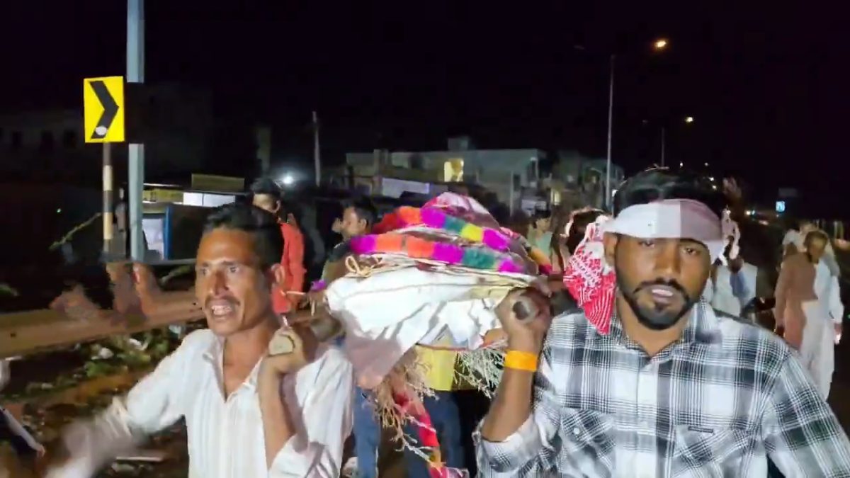 अंतिम संस्कार नहीं करने दिया तो, कलेक्टर ऑफिस ले गए शव! अधिकारियों के फूल गए हाथ-पैर, जानिए मामला