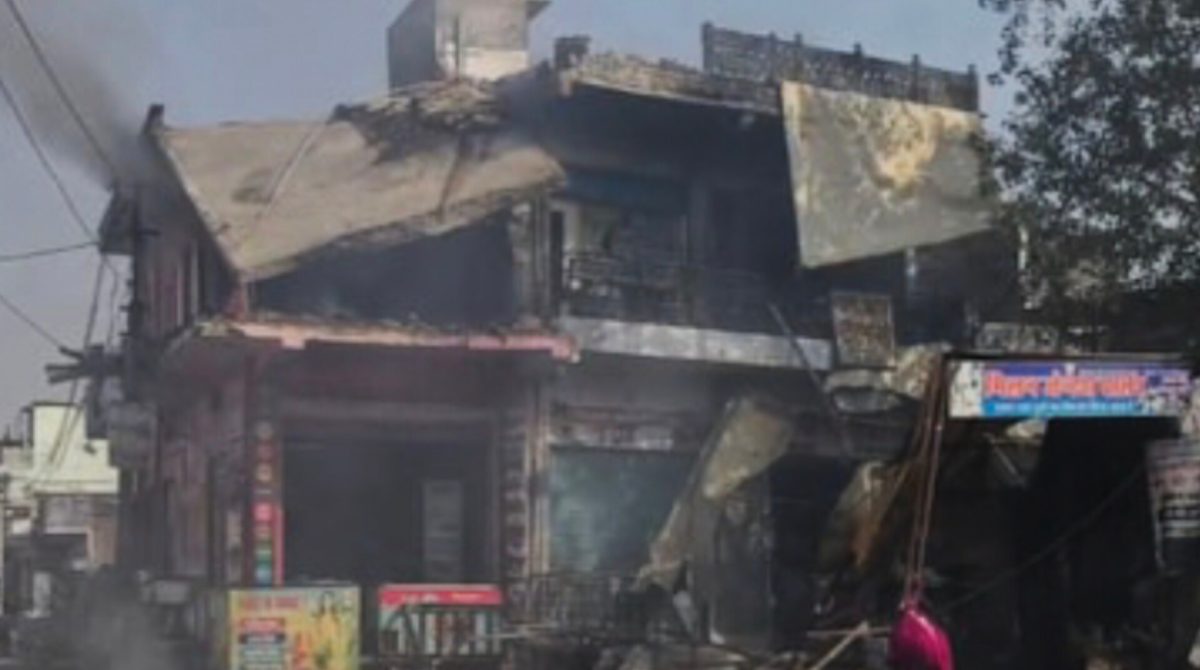 गैस सिलेंडर फटने से दो मंजिला बिल्डिंग गिरी, फिर मच गई सनसनी